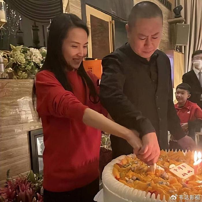 管彤:與韓紅傳緋聞,41歲結婚,42歲高齡生子,現在過得?