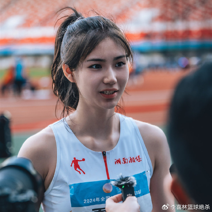 美若天仙!中国田径21岁最美女神13秒41夺冠:气质出众微笑真甜