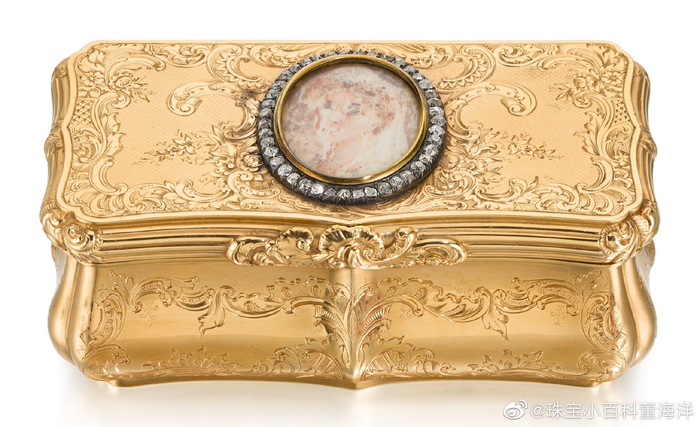 一些精美的鼻烟盒（snuff box）；鼻烟盒最早诞生于17世纪的下半叶