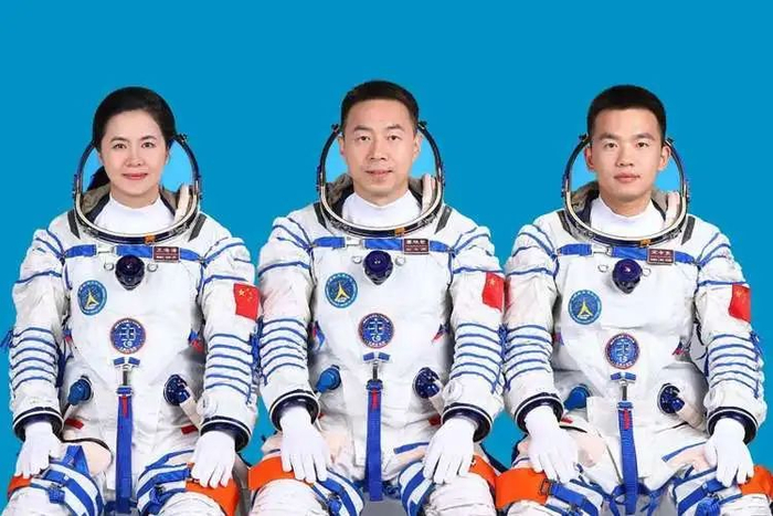神舟十九号将首次出舱!神二十发射场待命中,太空出舱有多危险?|蔡旭哲|航天|飞船|空间站|神舟一号_新浪新闻