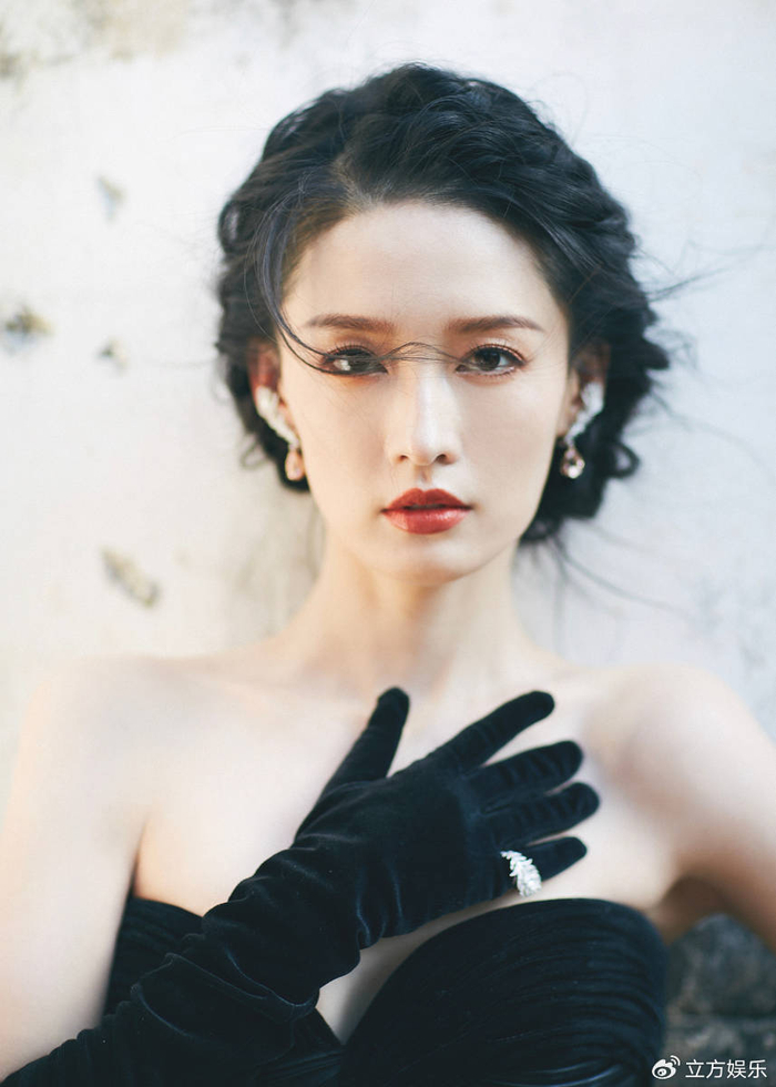 李沁身着黑色抹胸长裙气质优雅 盘发造型温柔大方