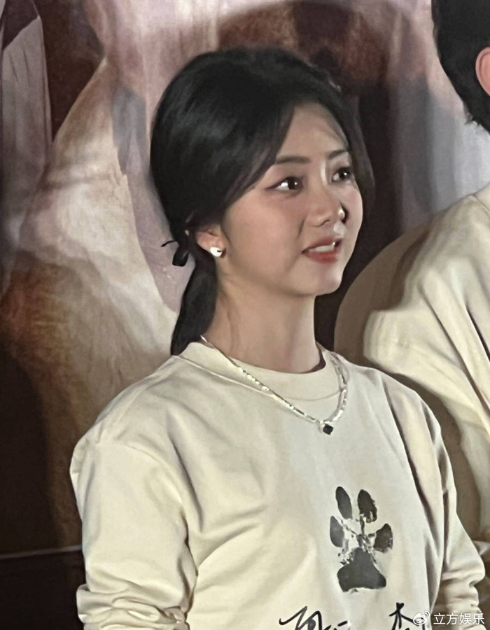 谭松韵梳低马尾发型清纯靓丽 和狗狗互动画面有爱|谭松韵|发型|低马尾