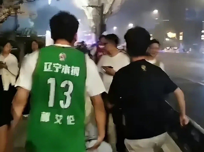 浙江球迷赛后辱辽引爆冲突!警方通报:42岁违法男子杨某某被行拘