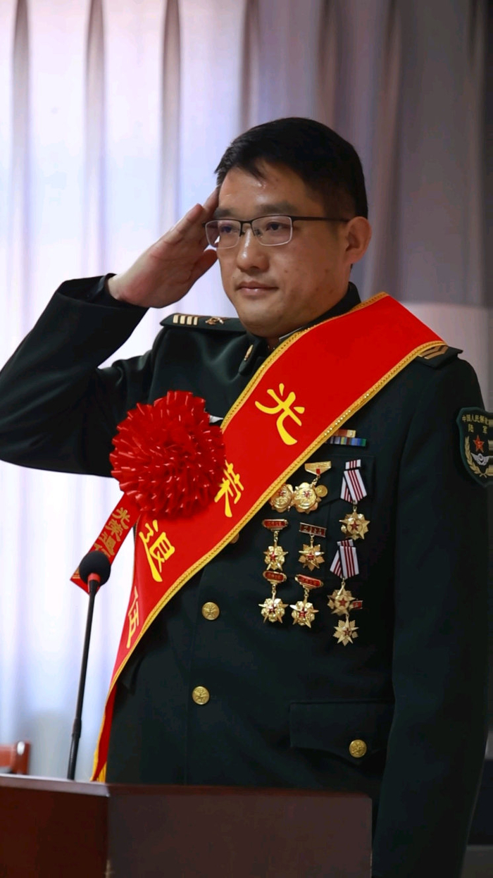 武警女儿为退休陆军父亲卸下军衔
