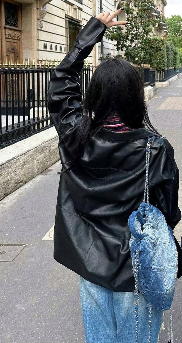 刘诗诗分享巴黎碎片～ 黑皮衣造型,酷飒背影,行走在巴黎街头