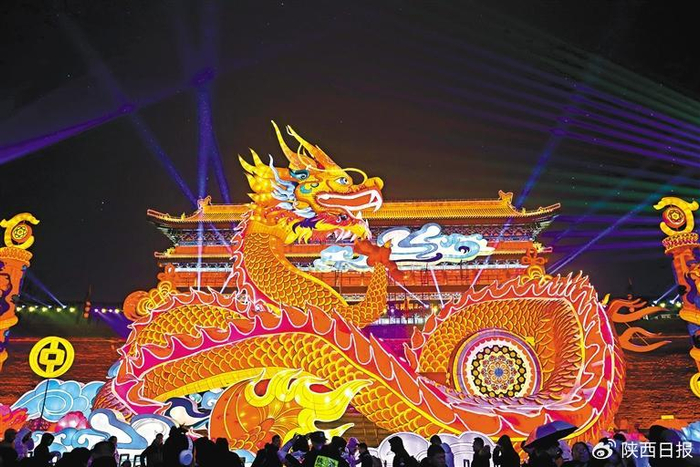 西安城墙灯会的龙形灯组(3月5日摄).