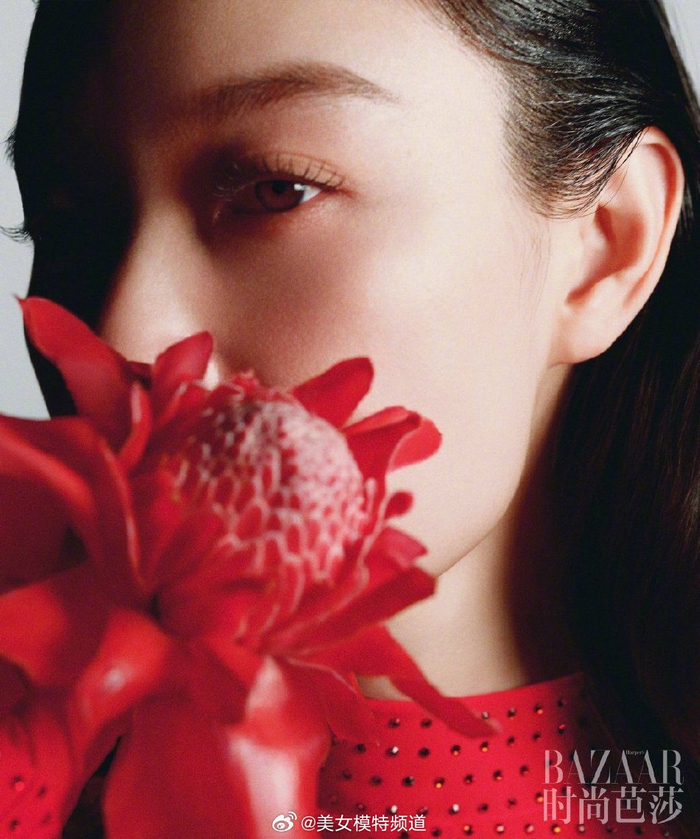 倪妮穿吊带抹胸大秀火辣身材 烈焰红唇魅力十足气场全开