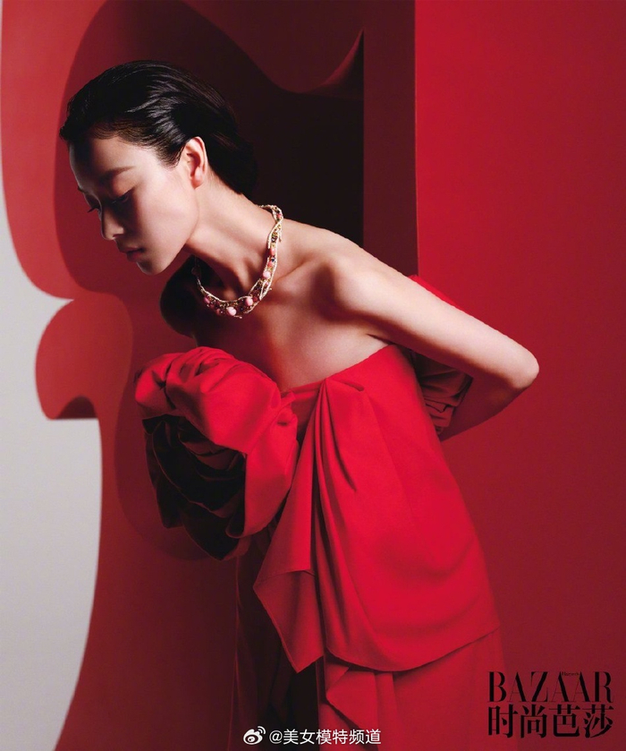 倪妮穿吊带抹胸大秀火辣身材 烈焰红唇魅力十足气场全开