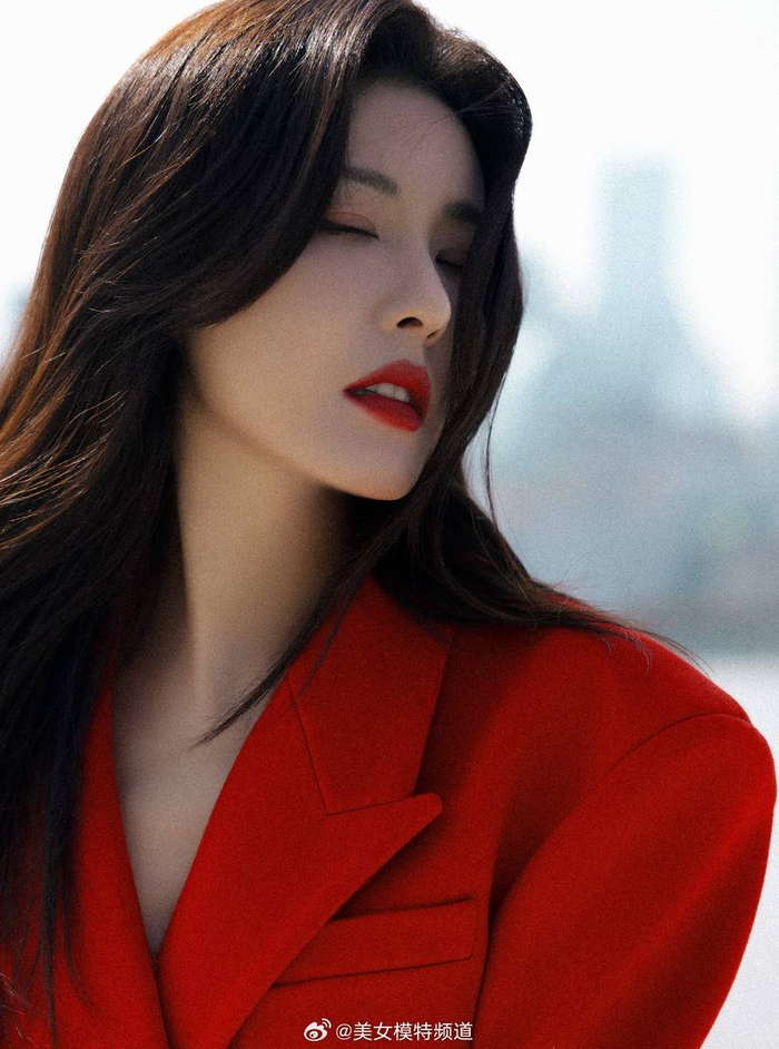 曾黎大波浪西装裙风情万种 烈焰红唇韵味十足__财经头条