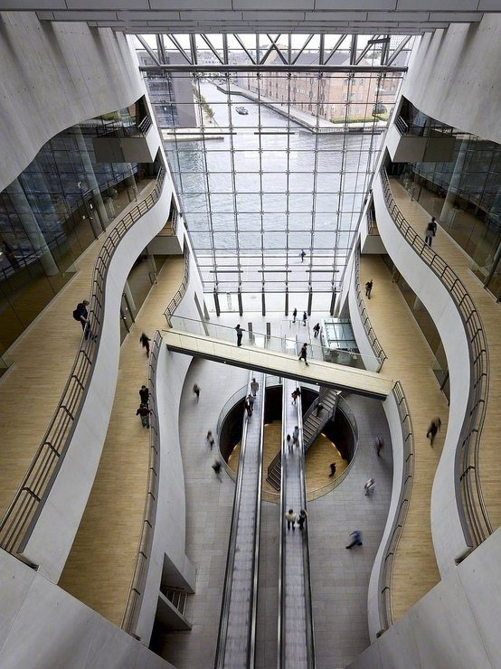 中庭大空间__财经头条