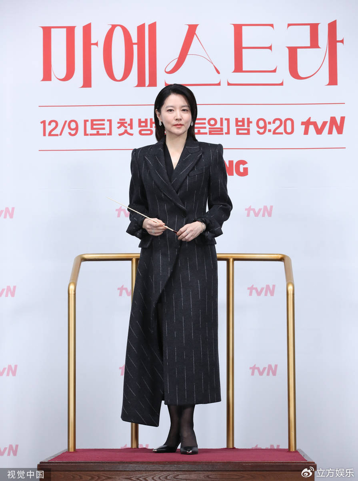 52岁"大长今"李英爱现身活动 皮肤紧致状态超好__财经头条