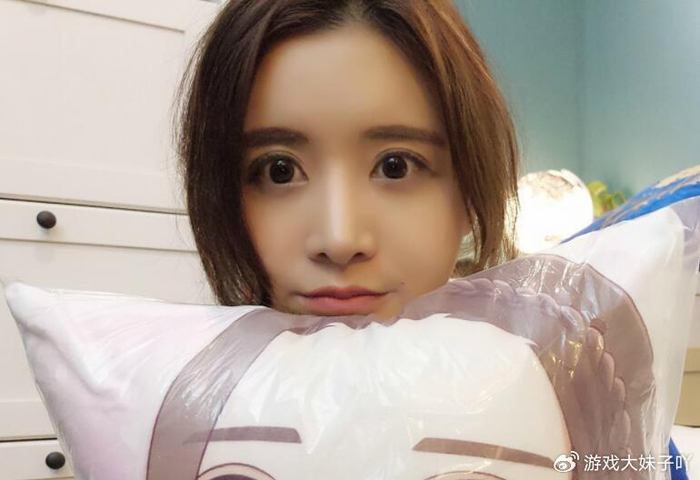 卢本伟,他不过是直播找粉丝一起辱骂说他开挂的网友而已,跟最近的事件