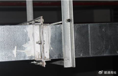 管过伸缩缝时使用防火帆布做30mm软接,空调风管使用保温软管做软接,软