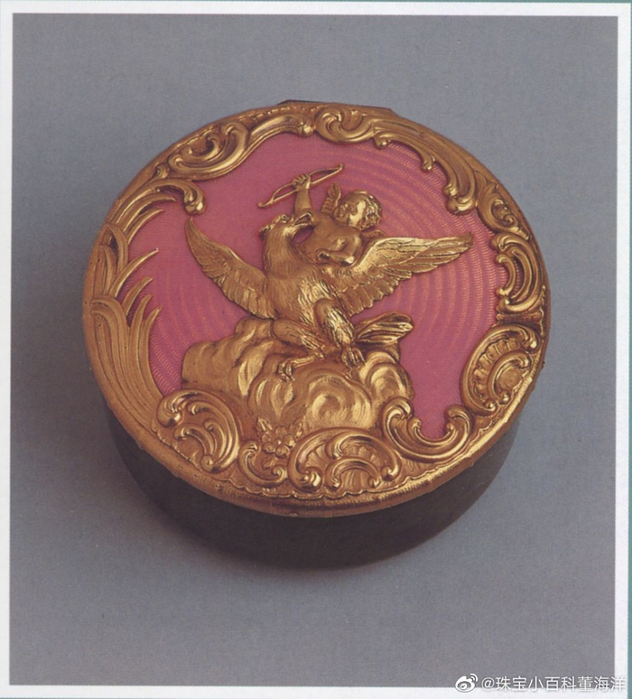 一些精美的鼻烟盒（snuff box）；鼻烟盒最早诞生于17世纪的下半叶