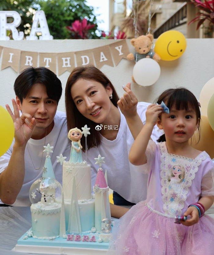 钟嘉欣带子女参加杨怡女儿3岁生日派对 两位花旦难得同框合影