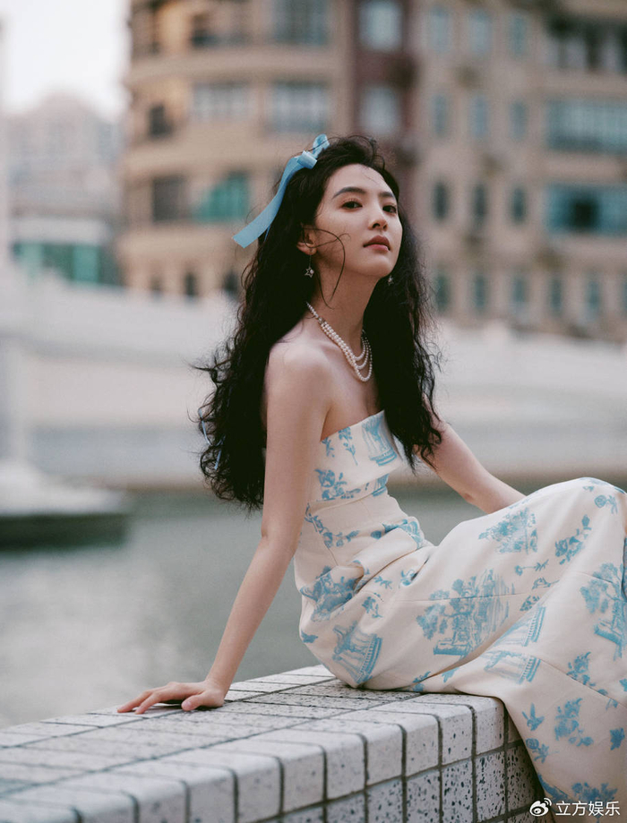 章若楠公主头造型优雅动人穿碎花连衣裙秀天鹅颈
