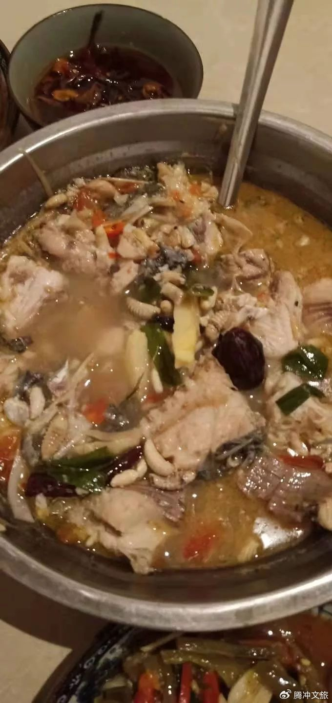 "海陆空"汤味浓厚,谷花鱼的鲜甜,蜂蛹的肥美又结合了棕包的清香,酸笋