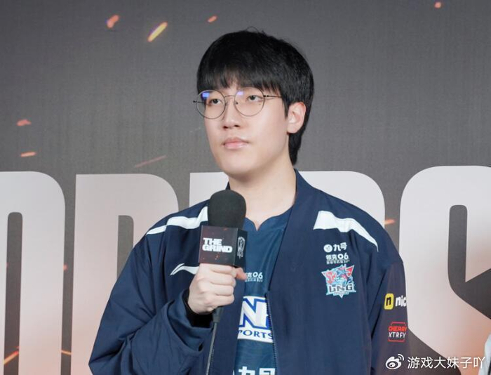 tarzan继续留队合同到25年才到期建议战队赔违约金让他离队