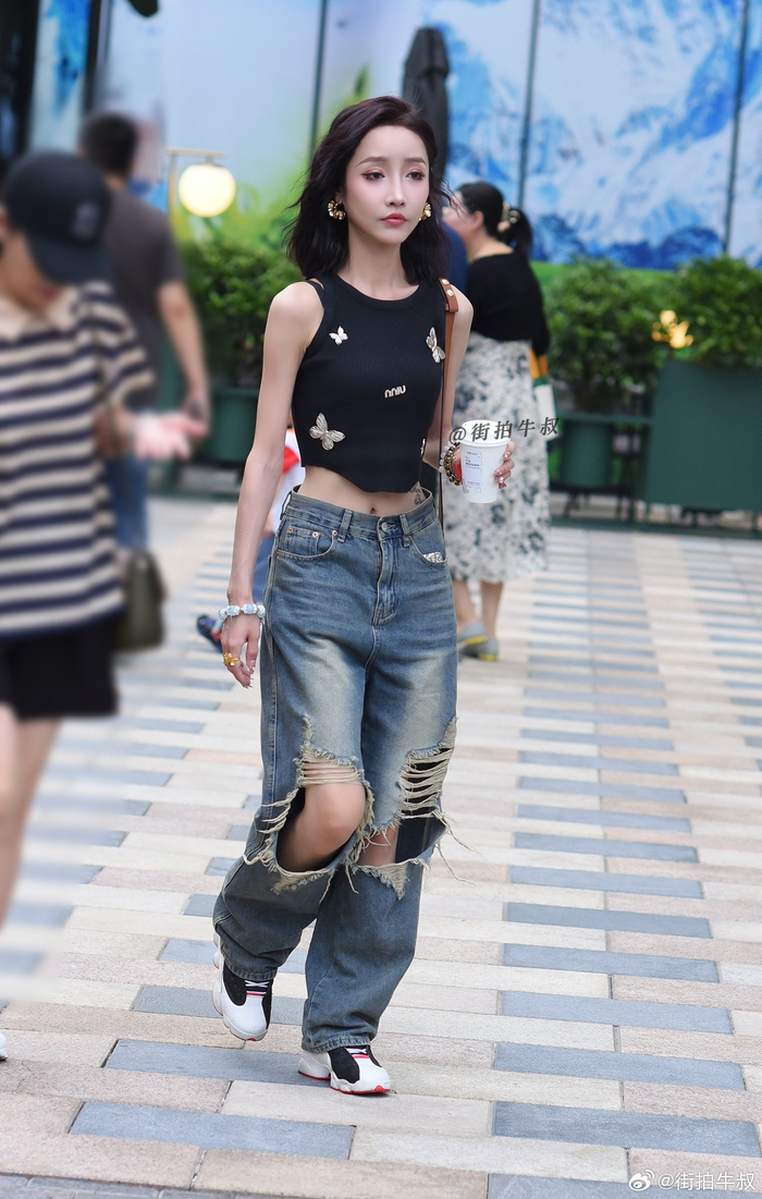 紧身背心,破洞牛仔裤,时尚的美式街头风