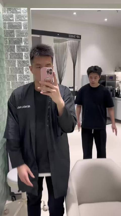 成熟有沧桑感的郭艾伦晒新发型这还能出门吗08