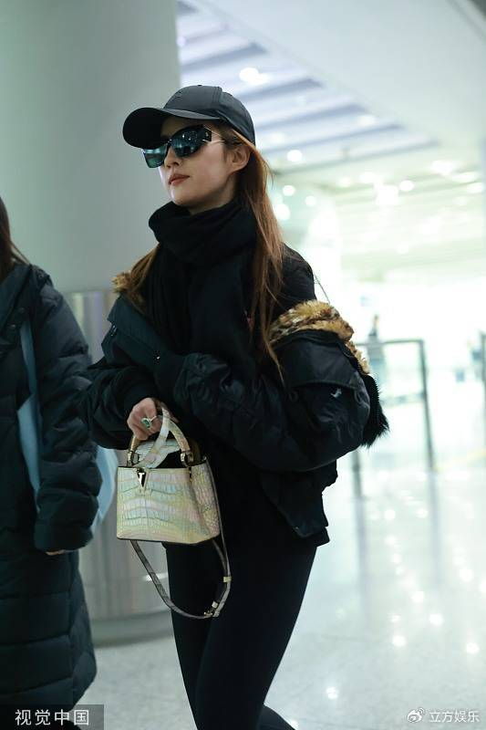 刘亦菲全黑造型抵达首都机场 美腿纤细修长|首都机场|刘亦菲|全黑