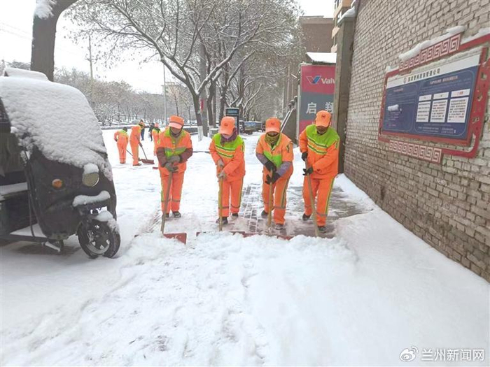 闻雪而动 情暖金城|金城|积雪|扫雪_新浪新闻