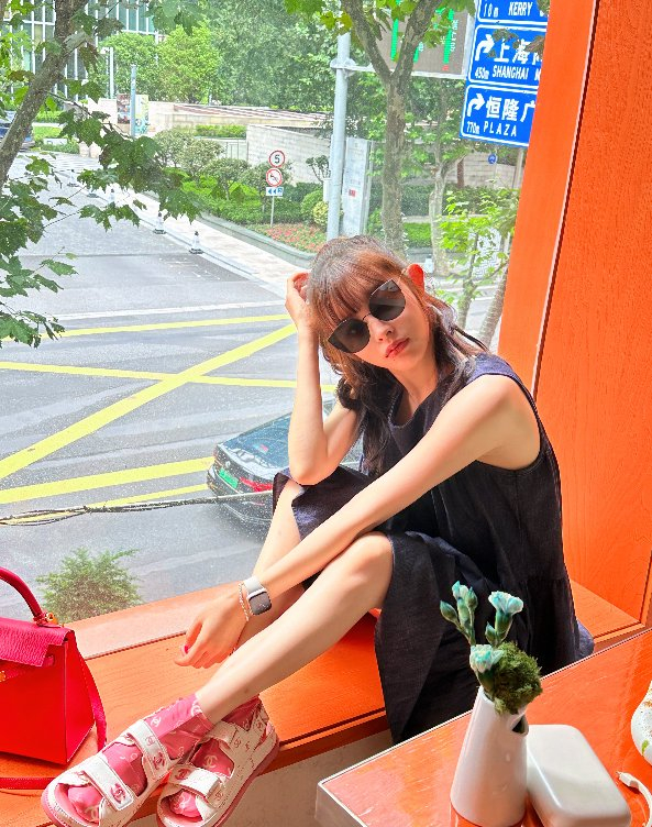 穿一万八的香奈儿凉鞋 背着八万五的爱马仕包 67doinb妻子糖小幽晒