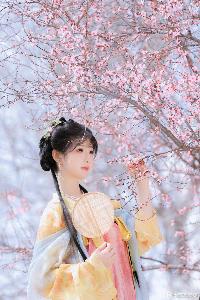 春来无事只为花忙出镜月月公主妆造梅花鹿小姑娘上周拍的