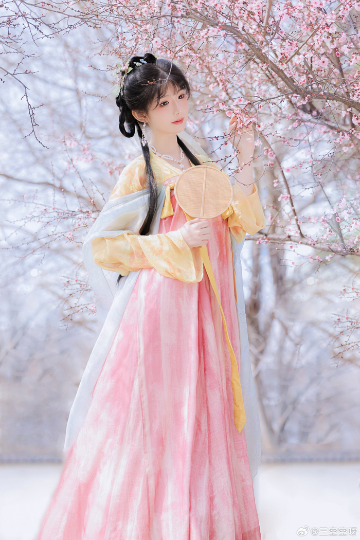 春来无事只为花忙出镜月月公主妆造梅花鹿小姑娘上周拍的