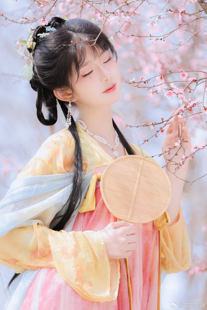 春来无事只为花忙出镜月月公主妆造梅花鹿小姑娘上周拍的