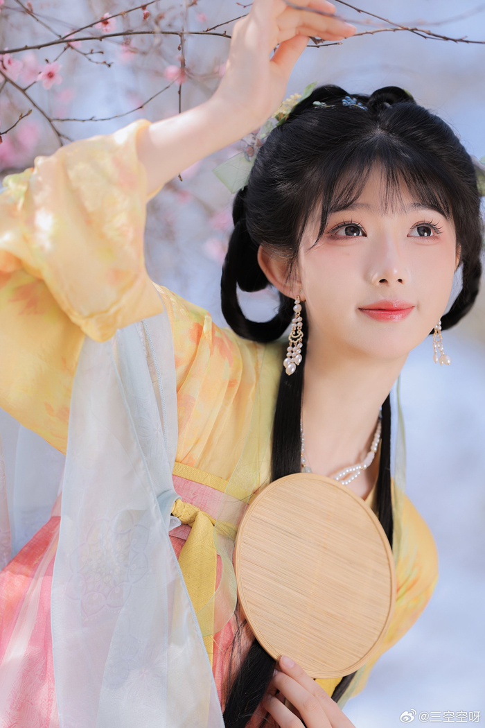 春来无事只为花忙出镜月月公主妆造梅花鹿小姑娘上周拍的