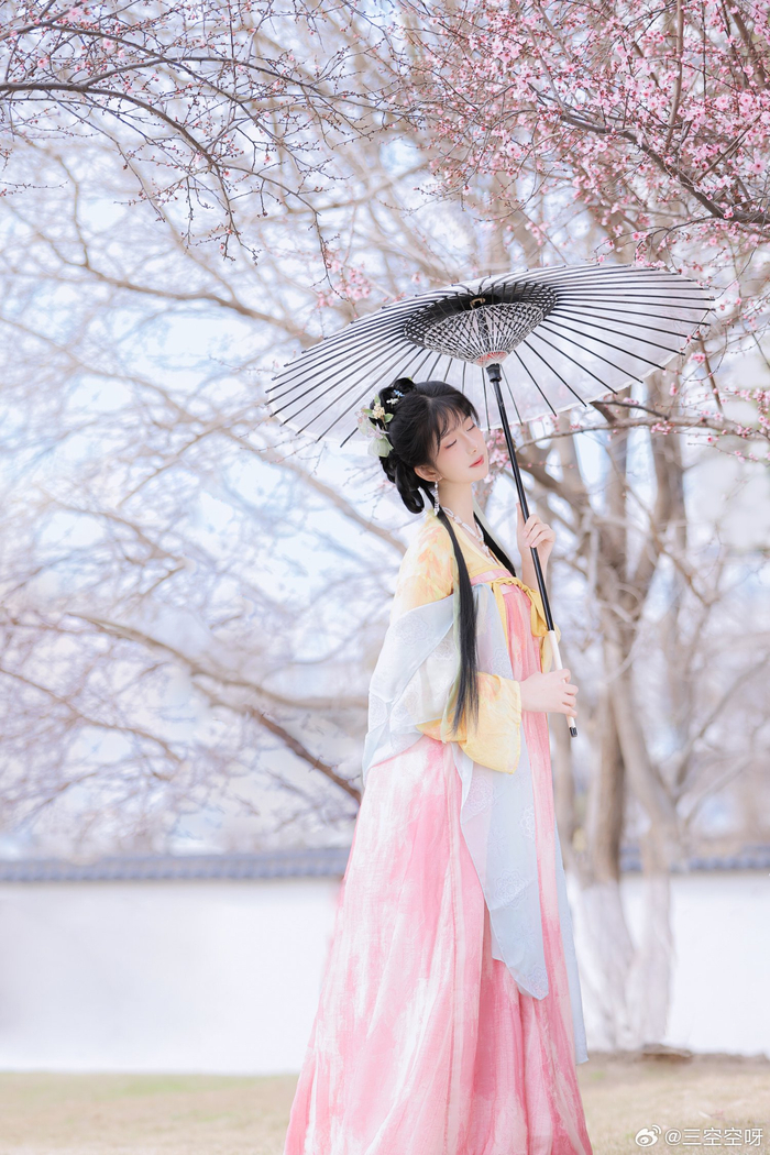 春来无事只为花忙出镜月月公主妆造梅花鹿小姑娘上周拍的