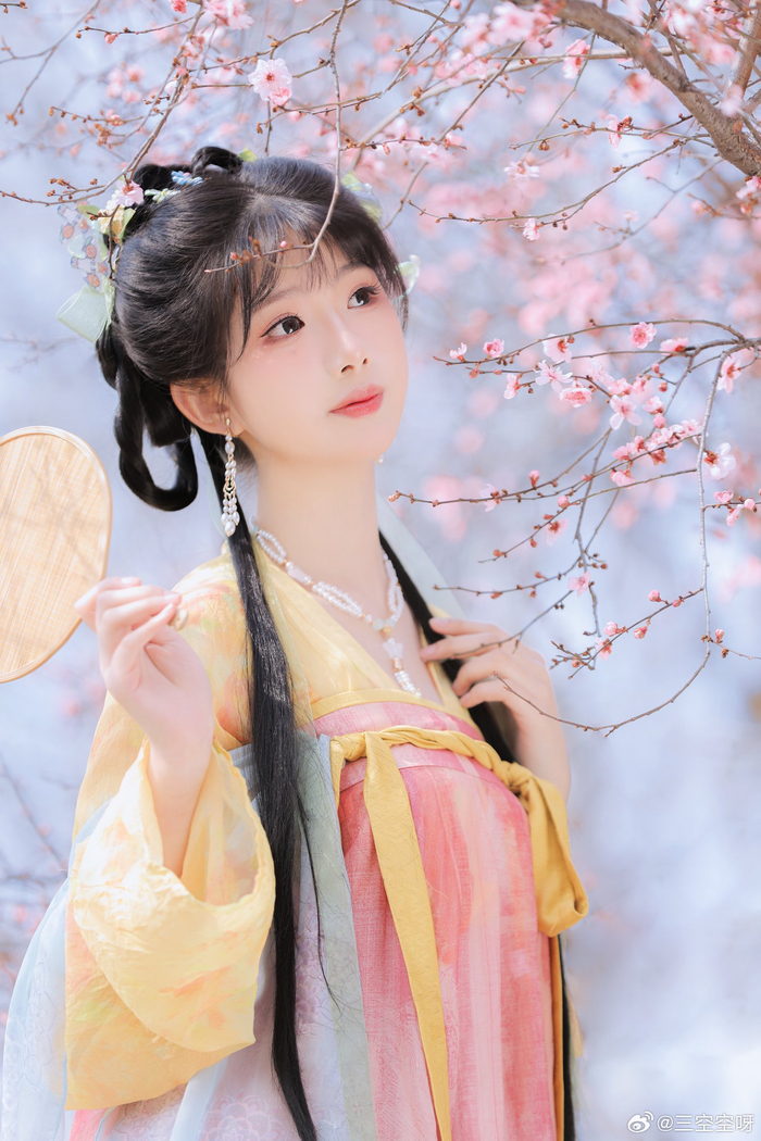 春来无事只为花忙出镜月月公主妆造梅花鹿小姑娘上周拍的