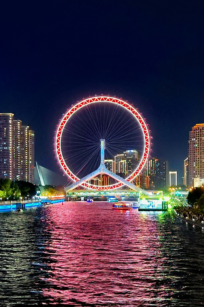 天津海河夜景如天河倾泻,两岸霓虹与倒影相接