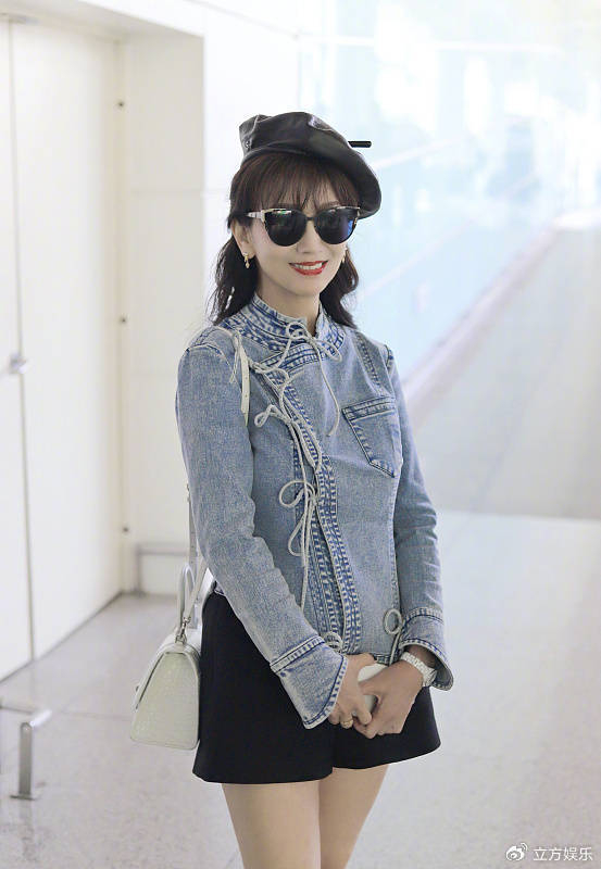 赵雅芝牛仔装配贝雷帽 大秀美腿少女感十足|贝雷帽|赵雅芝|牛仔_新浪