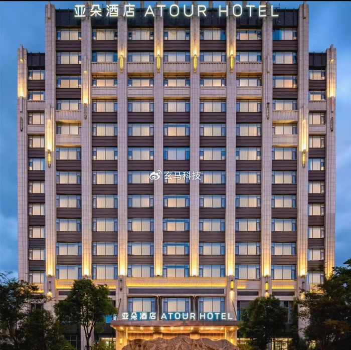 园区配套升级:亚朵酒店与城家公寓,满足住宿会议多重需求商业配套鸿泰