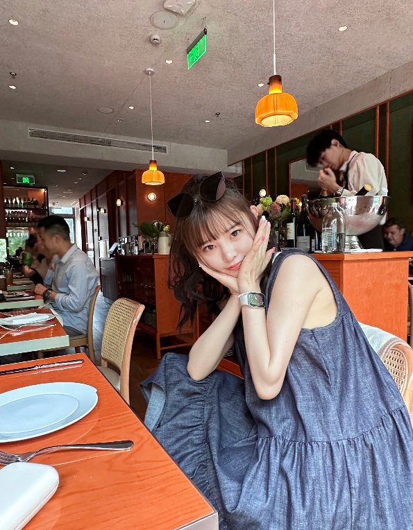 doinb妻子糖小幽晒照:穿一万八的香奈儿凉鞋 背着八万五的爱马仕包