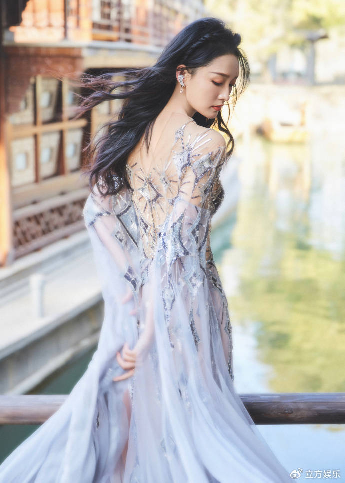 李沁身着黑色抹胸长裙气质优雅 盘发造型温柔大方|李沁|抹胸|造型