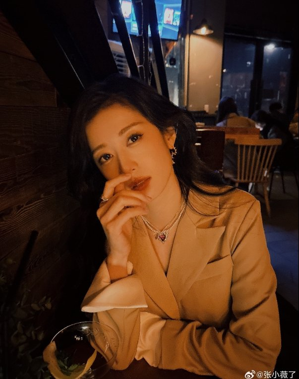 主持张小薇晒