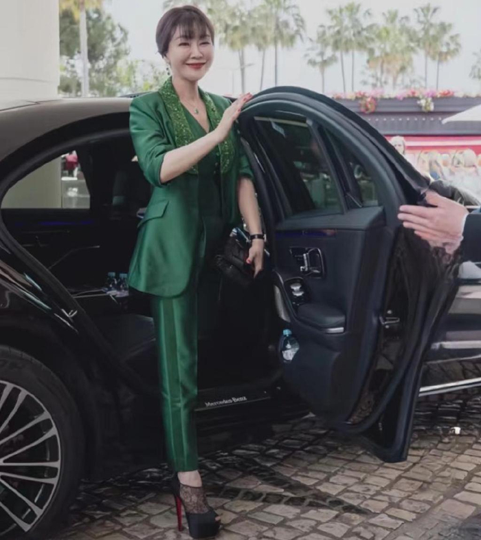 王小骞首次戛纳红毯,表情傲娇气场强大,独辟蹊径穿绿色西装吸睛