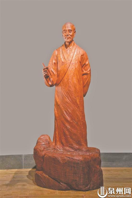 融入各种技法 作品栩栩如生 木雕里的弘一大师|木雕|弘一|大师|作品|龙眼|原木|手法|人物|表情|黄清銮_新浪新闻