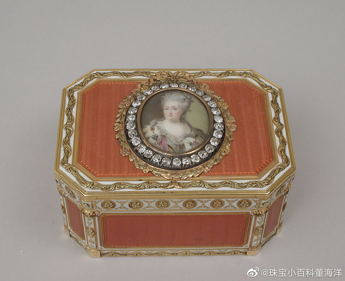 一些精美的鼻烟盒（snuff box）；鼻烟盒最早诞生于17世纪的下半叶