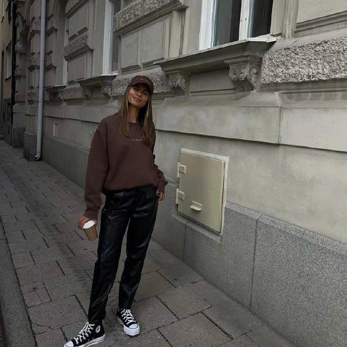 西班牙时尚博主简约日常穿搭