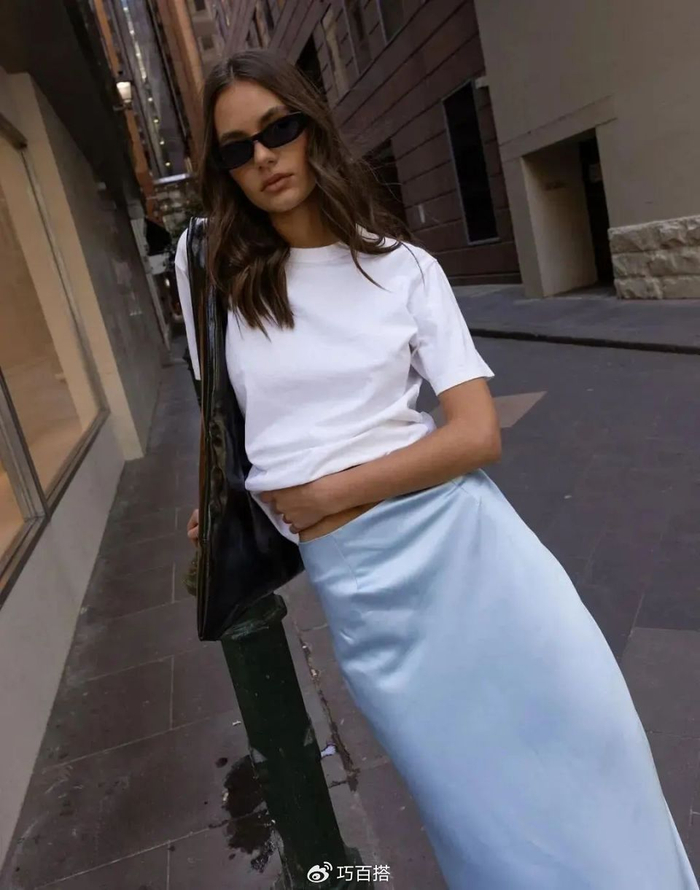 白t恤 半身裙,今年夏天最高级的穿搭,减龄又好看!