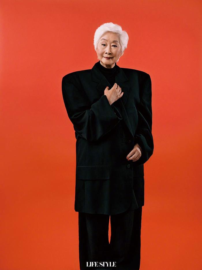 97岁的卢燕最新的杂志封面,感觉时尚度好高!