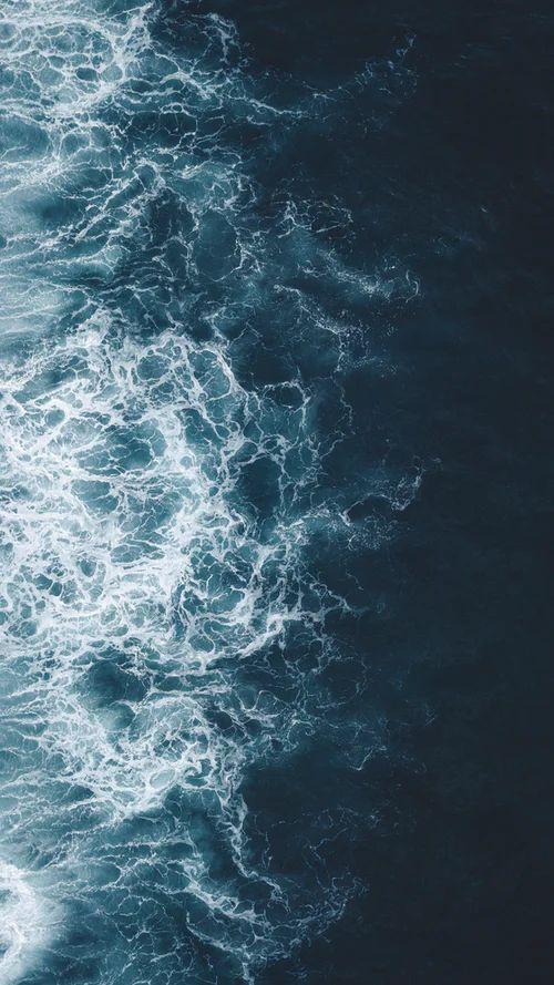 海洋时而汹涌时而平静,不论潮涨潮落,大海永远不变