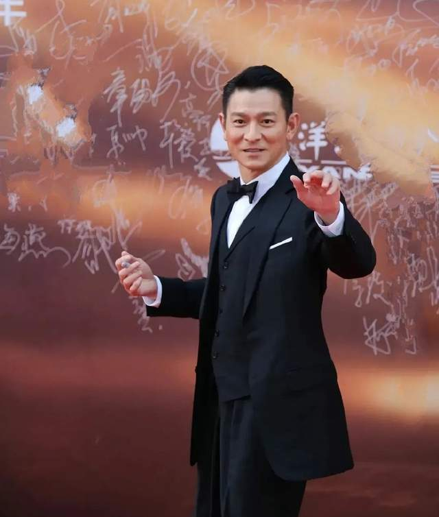 刘德华出来营业,一身黑色西装,搭配黑色鞋子,连领带都是黑色的|刘德华