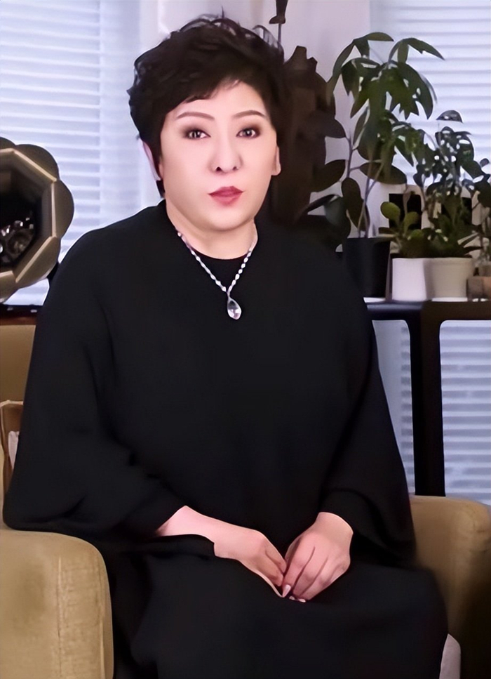 向太分享1.5亿钻石项链,向华强亲自为她佩戴:希望在一起60年