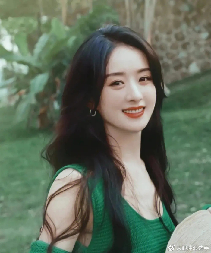 十位被占便宜的当红女星,杨幂被当众扯摸大腿,刘亦菲最有话语权__财经