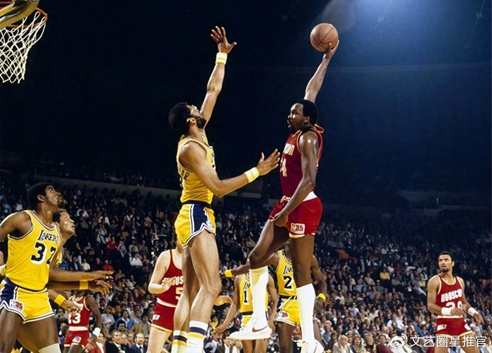 第一位:摩西马龙,82年离开火箭,83年在费城76人拿到总冠军!